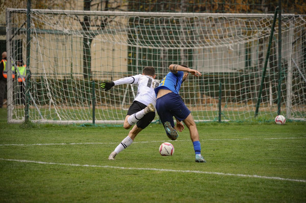 A gyöngyösiek (játékosuk fehérben) továbbra is versenyt futnak a Lőrinci csapatával