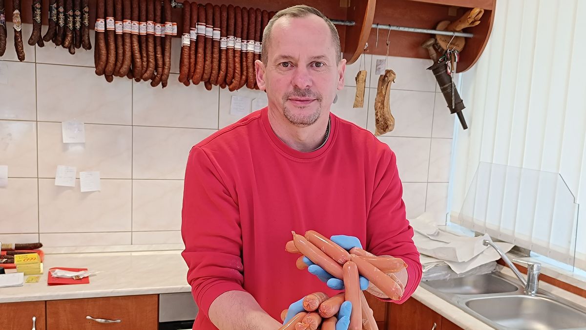 Virsli körkép: számos virslitípus közül válogathatnak az Egészségház utcai húsboltban a vevők 
