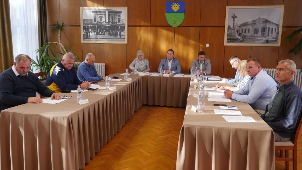 Csütörtökön délután huszonhat napirendi pontot tárgyal meg a füzesabonyi képviselő-testület. Zárt ülésen választják meg cégeik tisztségviselőit