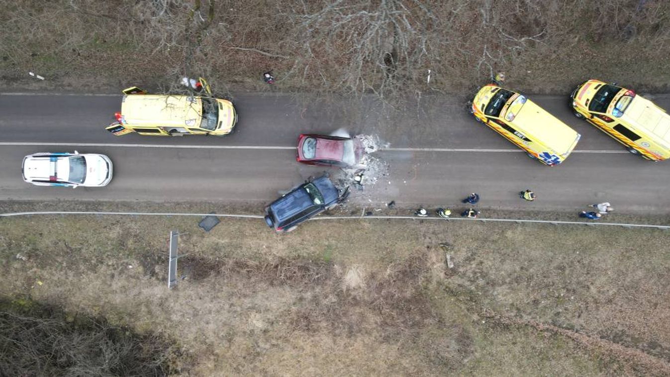 Most érkezett: fennakadt egy autó a szalagkorláton Sirok és Recsk között + fotók