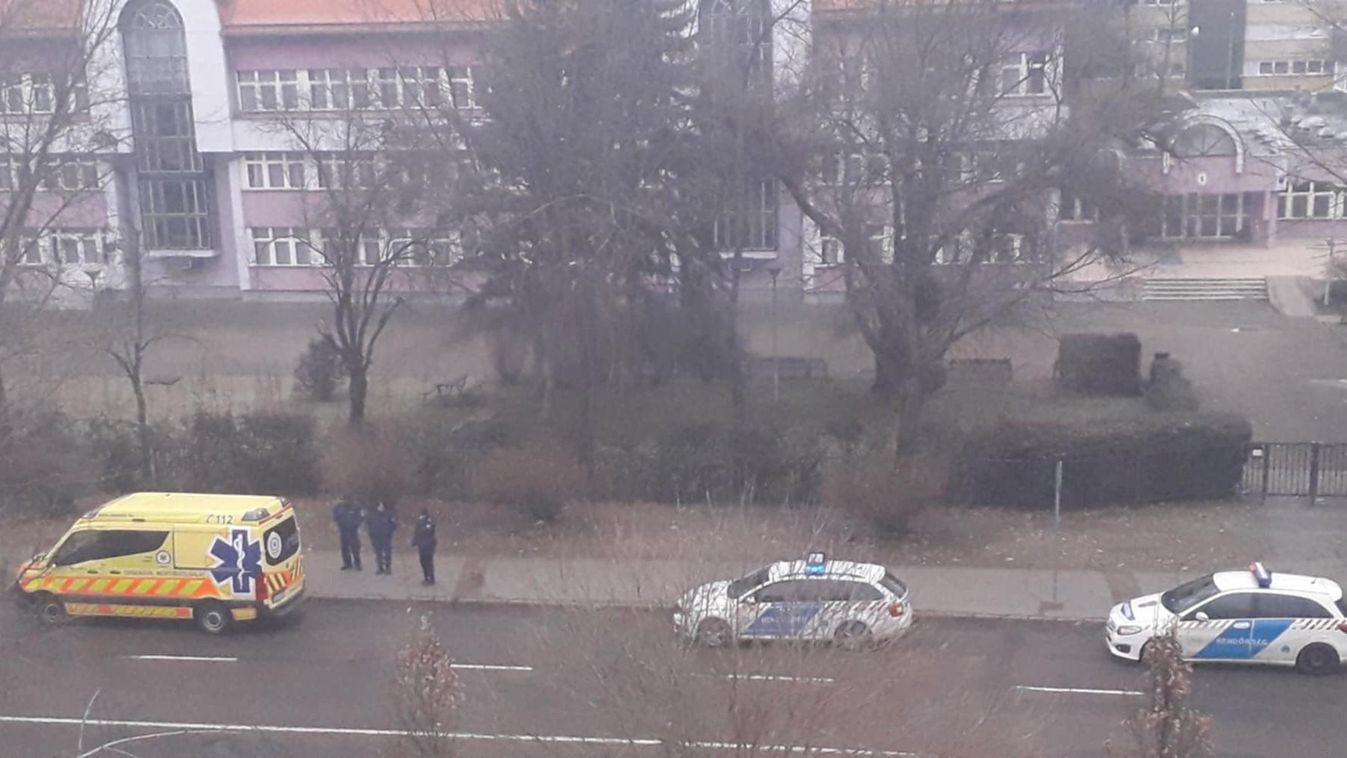 Mentő- és rendőrautó érkezett a Neumann gimnáziumhoz