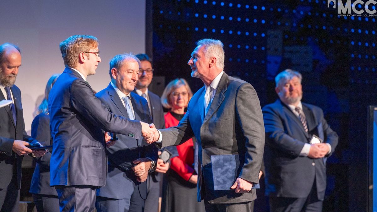 A Gyöngyösi Berze Nagy János Gimnázium eredményéhez Szalai Zoltán (balról), az MCC főigazgatója gratulál dr. Czinder Péternek a budapesti díjátadó gálán