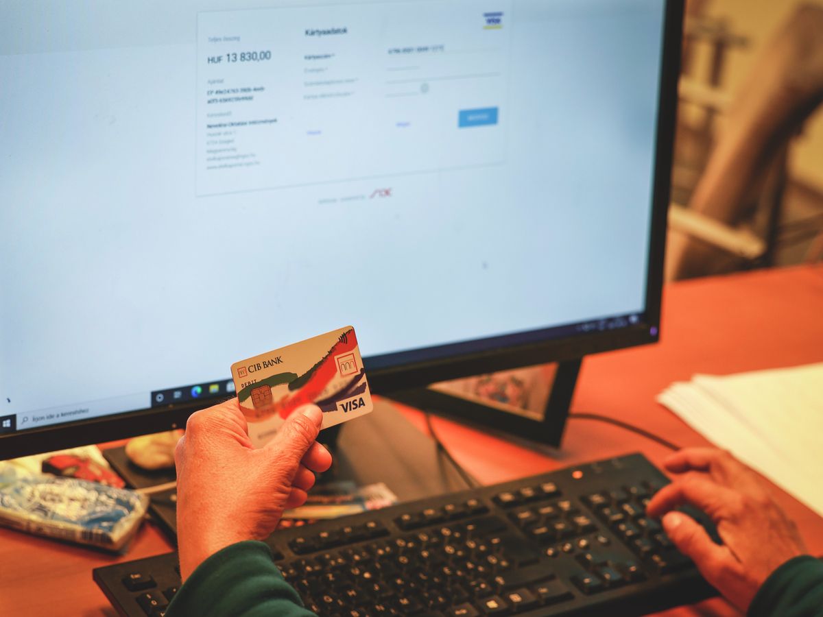 A pénzmosás azzal valósult meg, hogy mások bankszámláit használták
