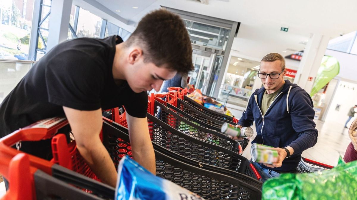 Dühösen írt a vásárló a csoportban, nehezen tűri ha közvetlenül mögé állnak