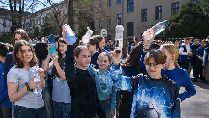 Kulacsos flashmob az egri Szent Imre Katolikus Általános Iskola diákjaival a Víz Világnapján