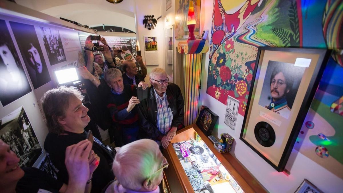 A Quarrymen tagjai leplezték le egykori zenésztársuk, John Lennon aláírását az egri múzeumban