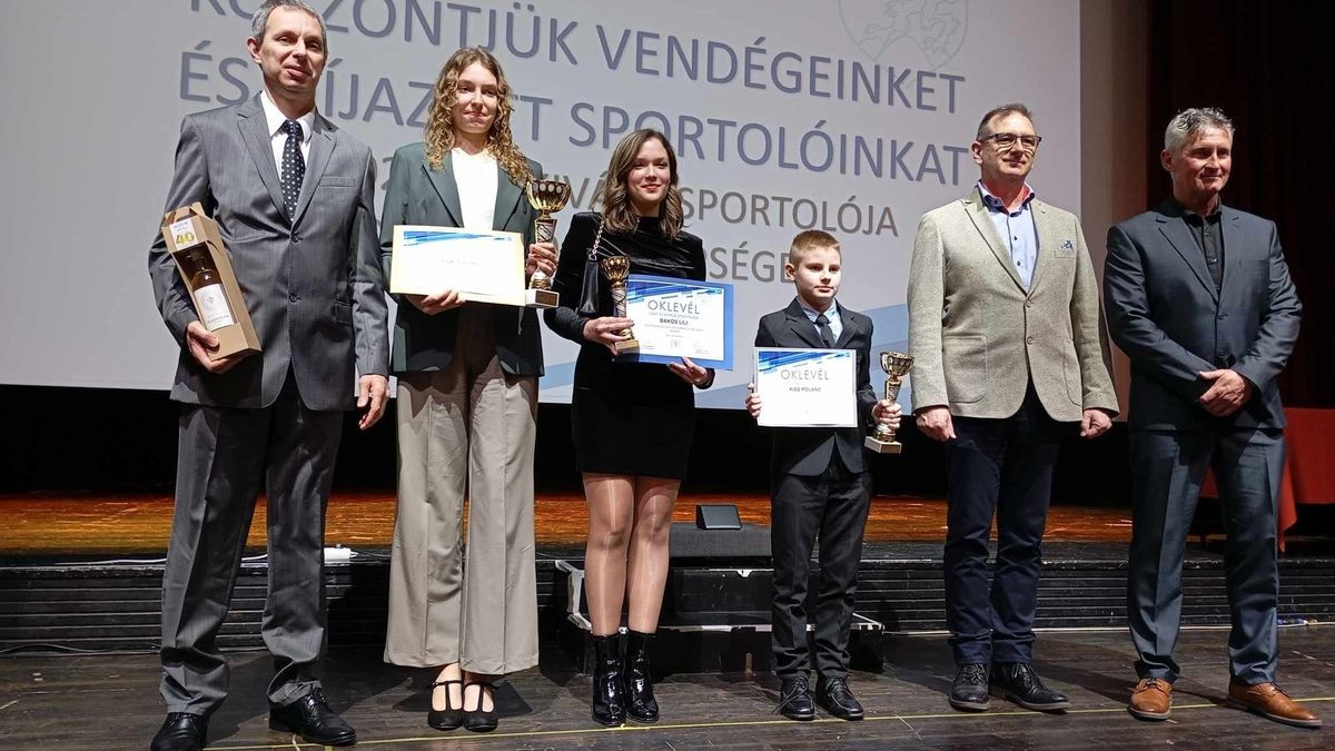 Heves Város Sportolója: a karatékák (balról) és a díjátadók a pódiumon