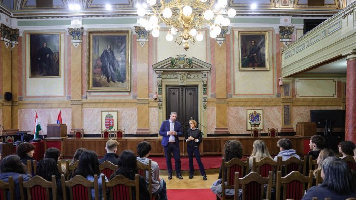 Spanyol és német diákok látogatása Egerben, a Városházán