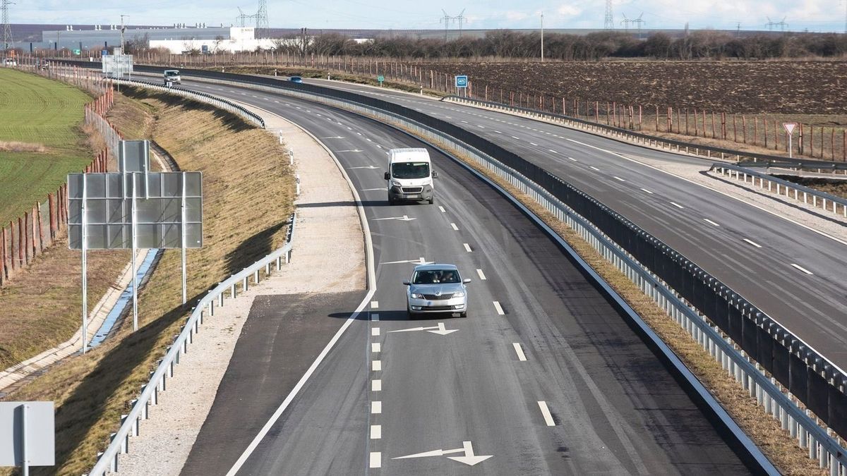 A Heves vármegyei autópálya matrica több mint száz kilométer gyorsforgalmi útra érvényes