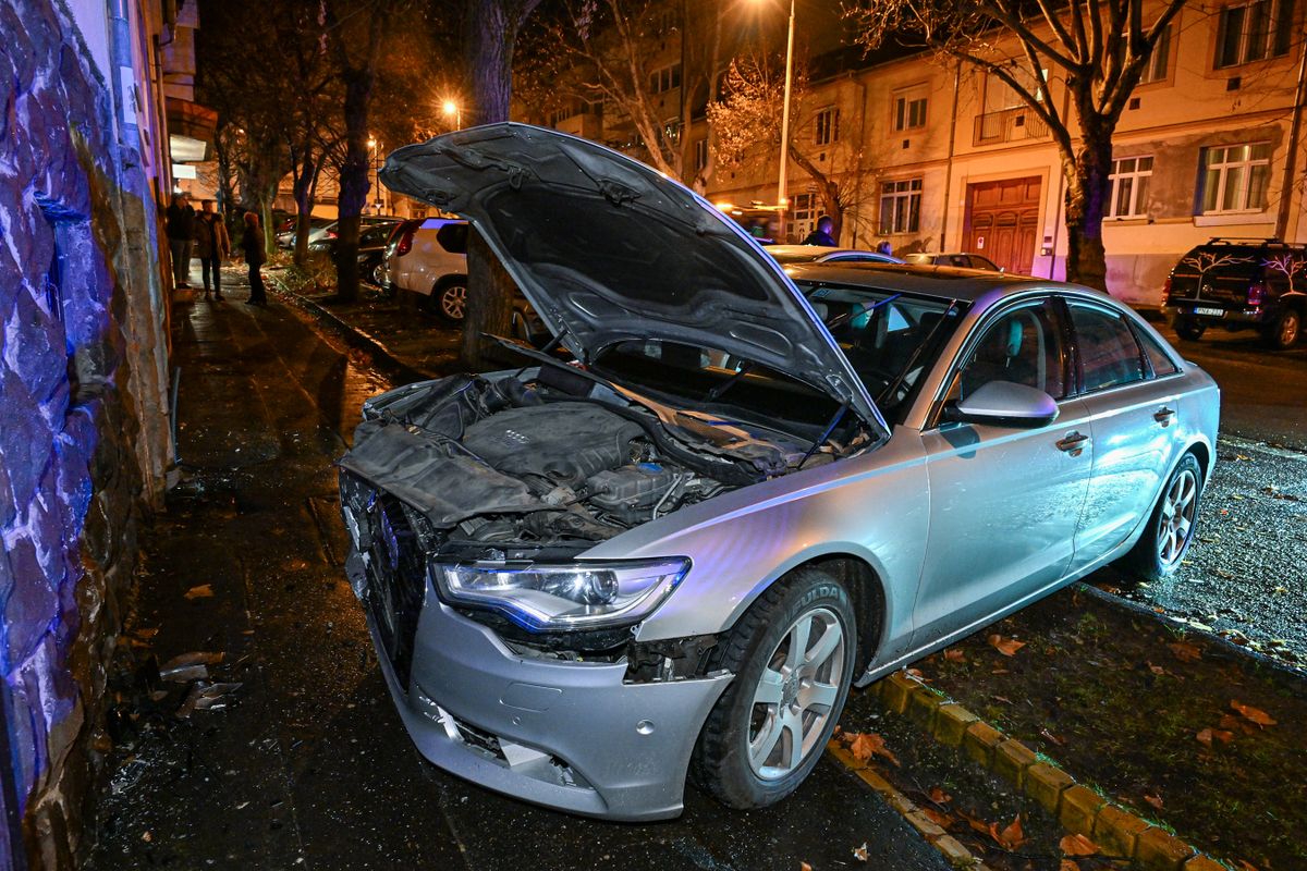 A falnak csapódott autó roncsa