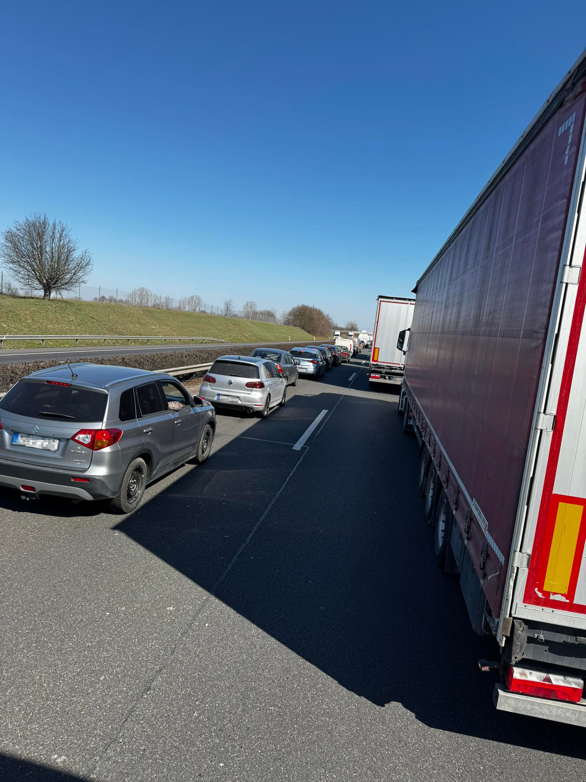 Parkoló lett az M3-asból Nógrád alatt, nagy a torlódás