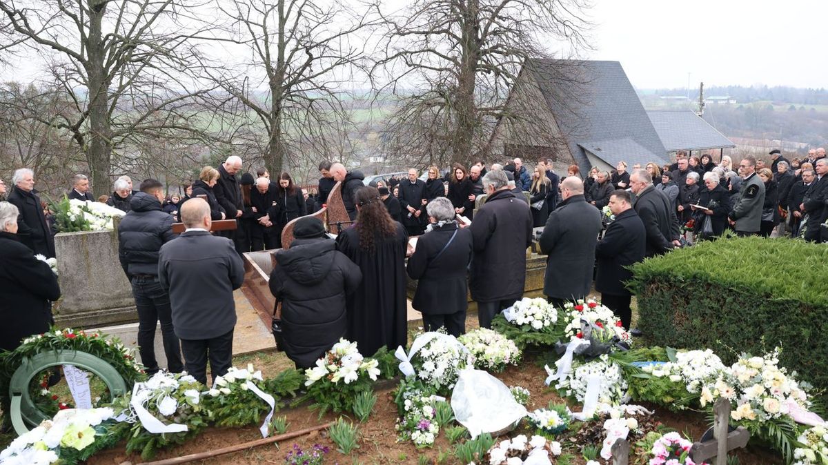 Bényi Ildikót édesanyja mellé temették