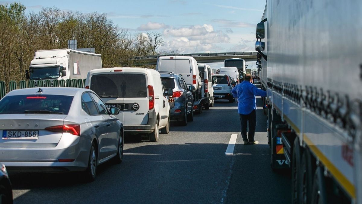 Útfelújítás miatt óriási a torlódás az M3-ason (illusztráció)