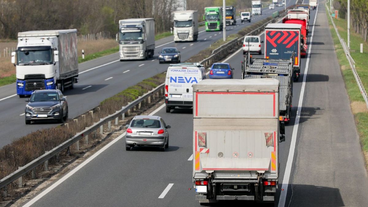 Burkolatot cserélnek ki az M3-as autópályán