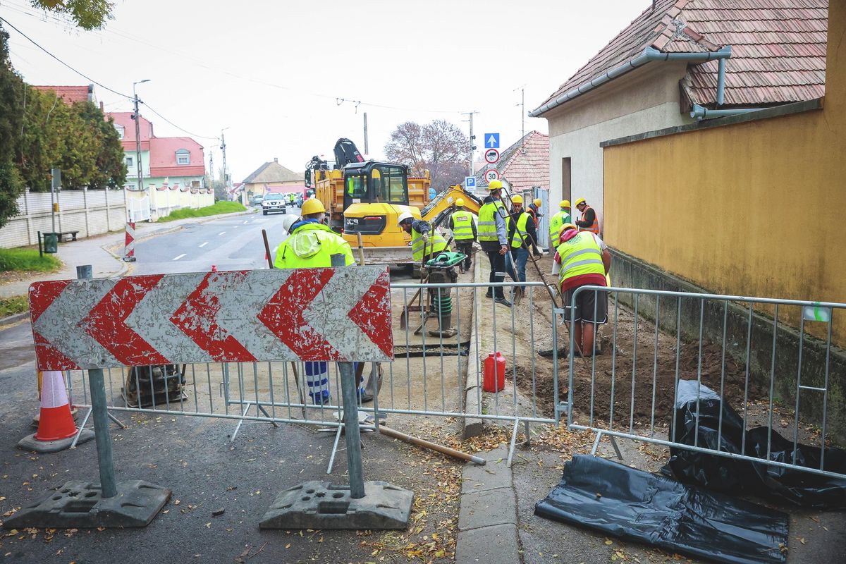 Magasfeszültségű föld- és légkábelt telepítenek