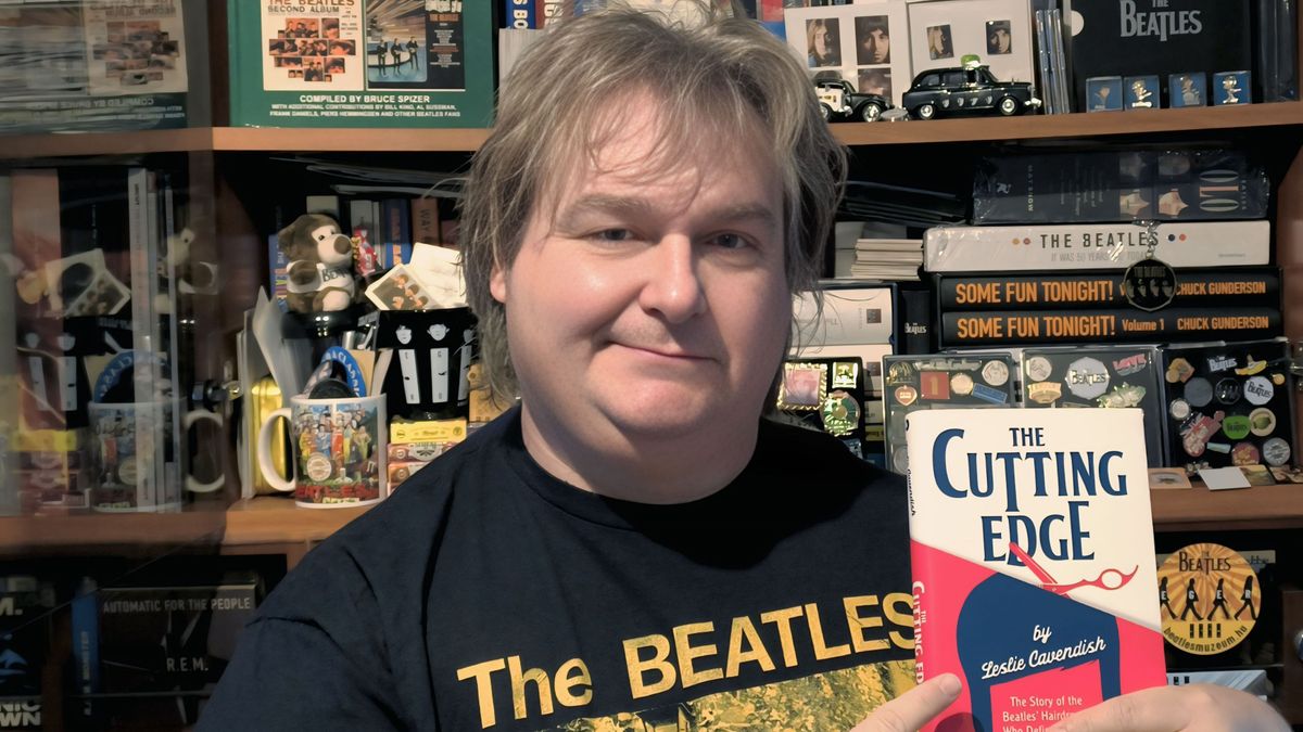Az egri Beatles múzeum tulajdonosa, Peterdi Gábor a legendás zenekar fodrászának könyvét ajánlja szülinapi ajándékul
