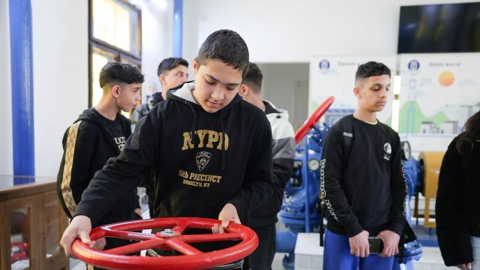 A Heves Megyei Vízmű Zrt és a Heves Vármegyei Kereskedelmi és Iparkamara együttműködve hátrányos helyzetű gyermekek részére üzemlátogatást szervezett a Víz Világnapja alkalmából