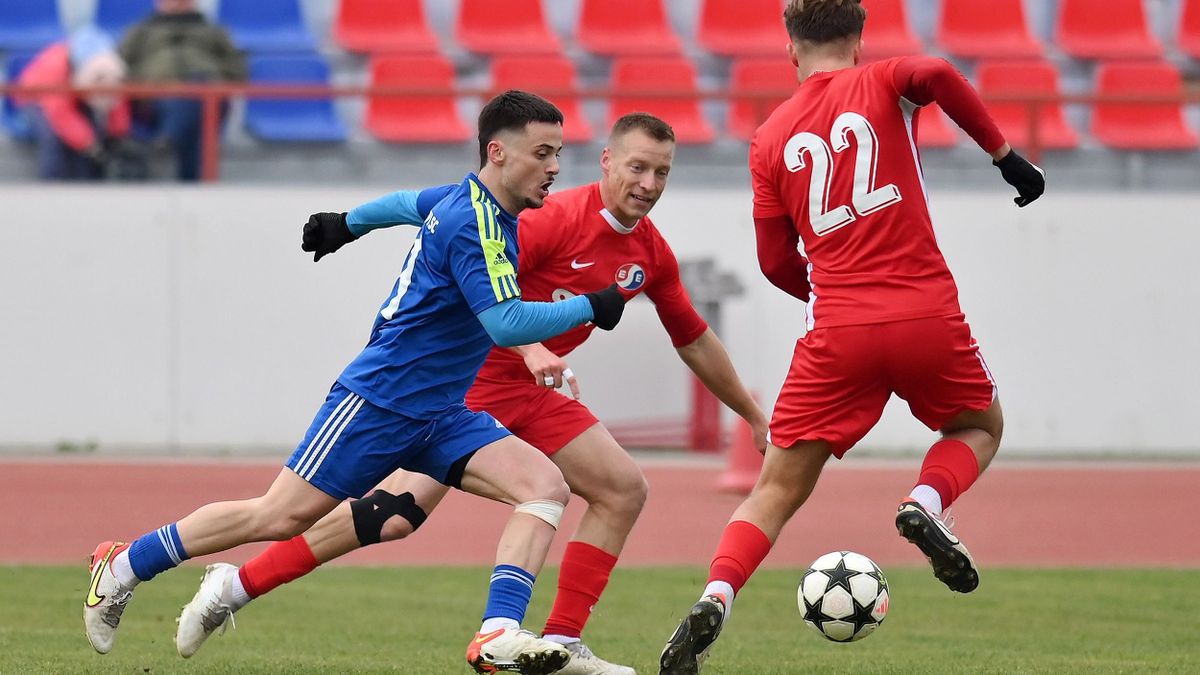Hajnal Gergely (kékben) duplája három pontot jelentett a Füzesabony SC-Erőss út csapatának