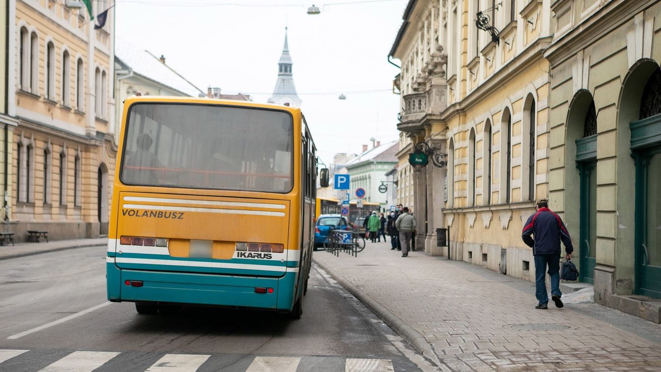 Már megint az egri 14-es busz! Inkább ne akard tudni, mi folyt végig az ülések mellett! – fotóval