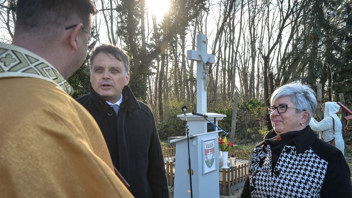 Varga József, dr. Latorcai Csaba és Smidné Vereb Julianna a keresztszentelésen