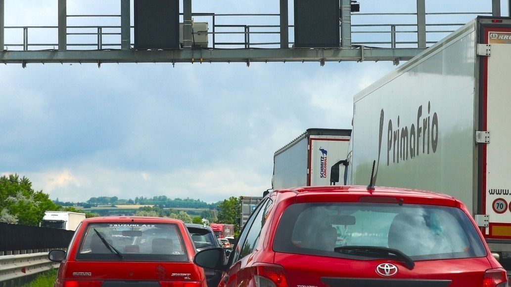 Kigyulladt egy autó az M3-ason péntek este Füzesabonynál