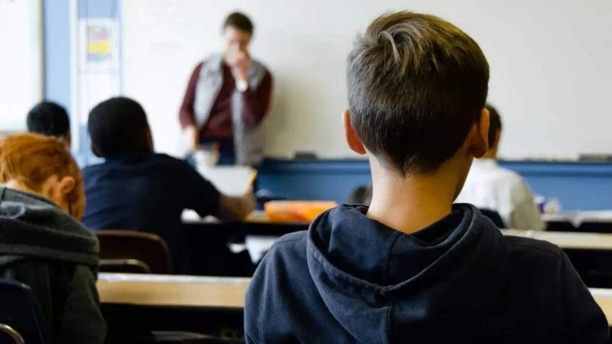 Gyerekeket próbál elcsalni a fekete hajú nő