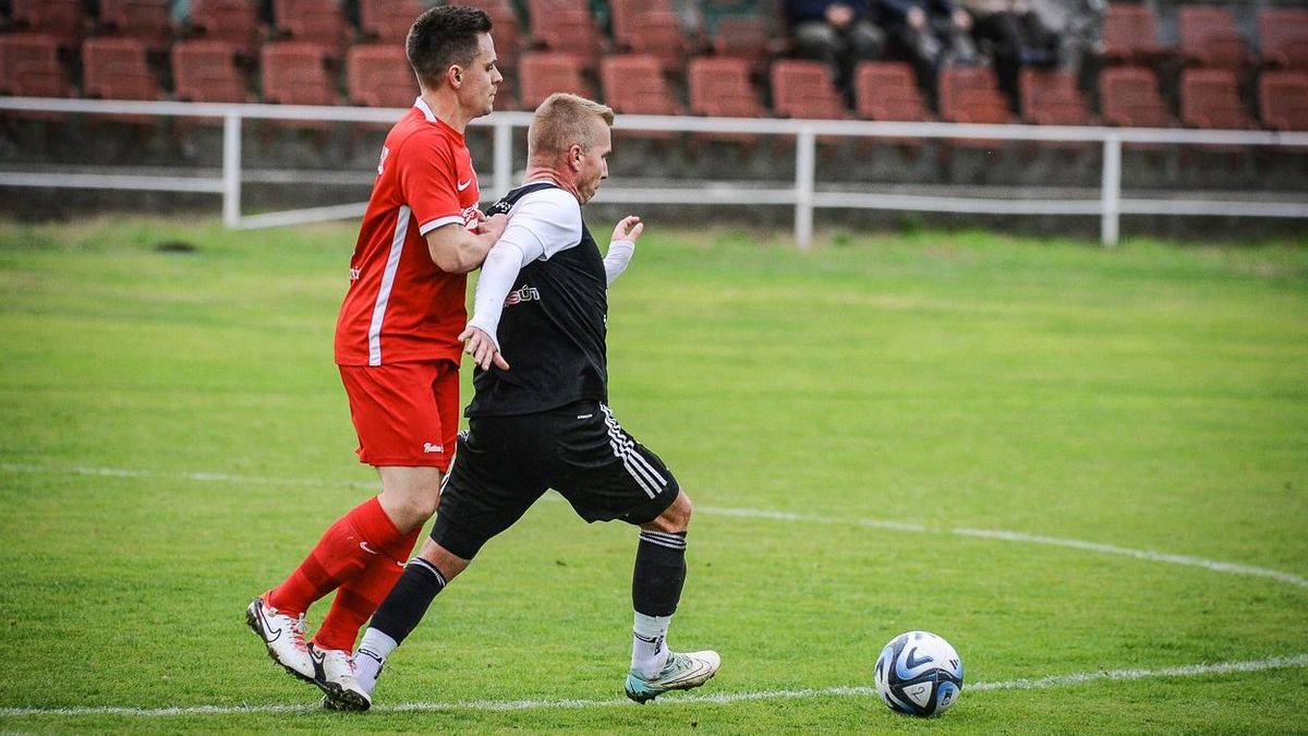 A Gyöngyöshalász SE (játékosa, Sőregi Zoltán elöl) az első körben 5–1-re, majd pedig 4–0-ra nyert a Besenytelek ellen