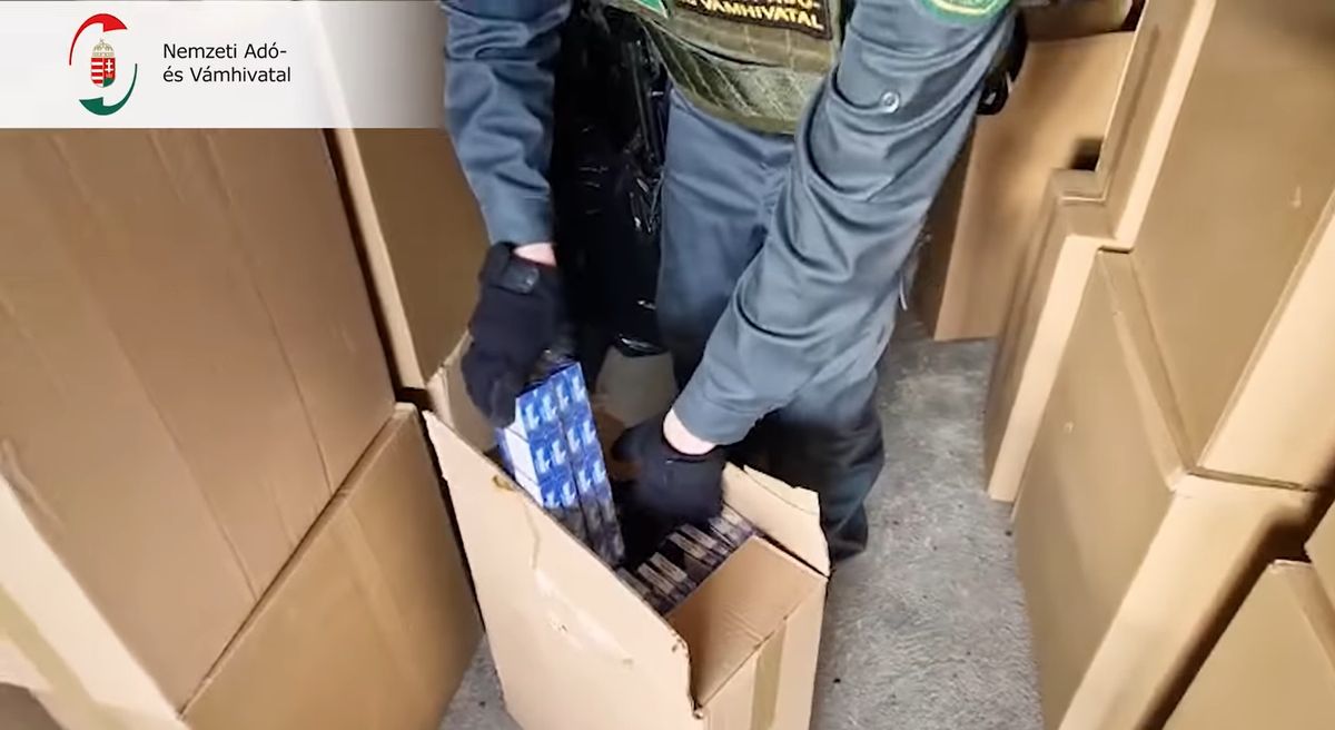Több száz kiló vágottdohányt és több tízezer doboz cigarettát foglalt le a NAV