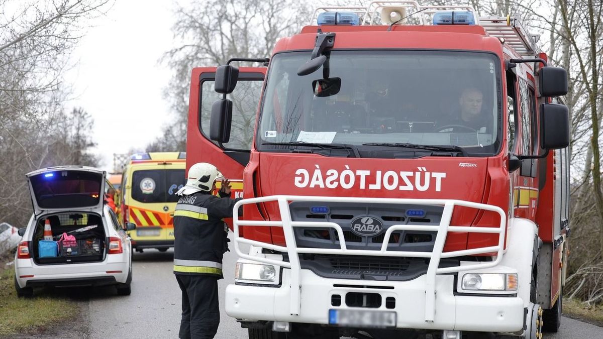 Oldalára borult egy autó a 25-ös főúton (illusztráció)