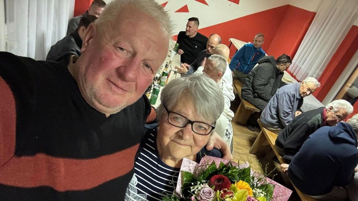 Ica mama Móczár György és a virágcsokor társaságában