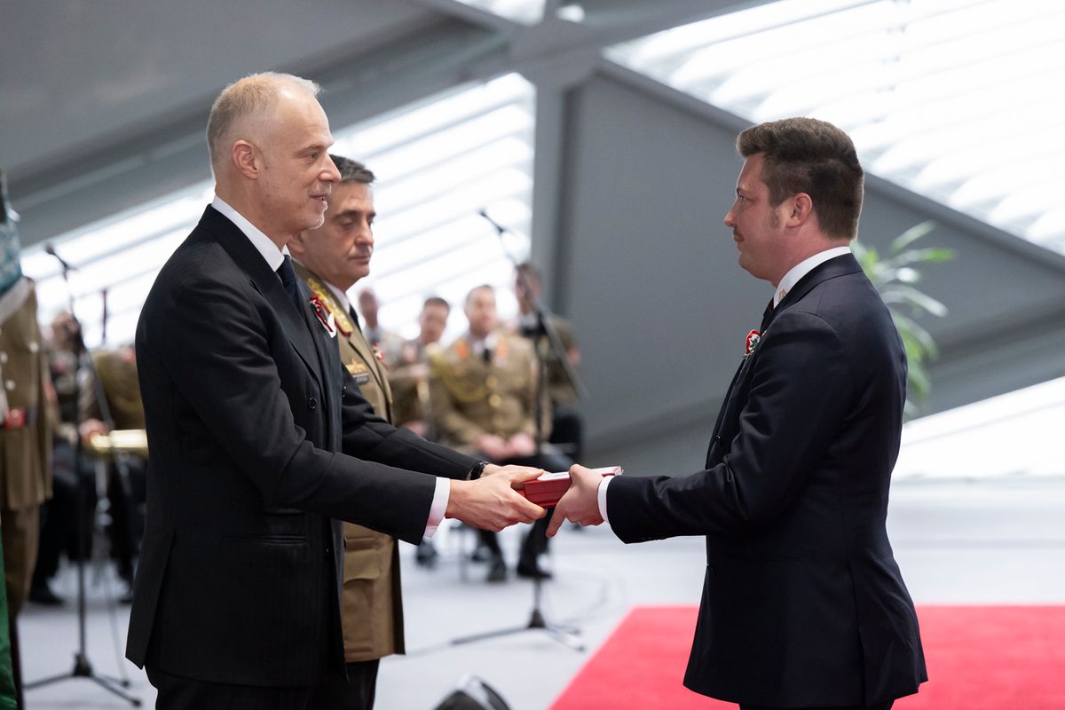 Cseri Dávid, az Állami Ménesgazdaság Szilvásvárad igazgatója Szalay-Bobrovniczki Kristóf honvédelmi minisztertől vette át az elismerést