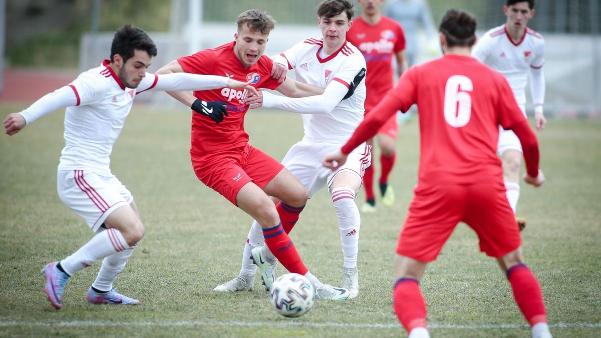 Az Eger SE csapata (játékosai pirosban) nem tudta feltörni a DVSC védelmét