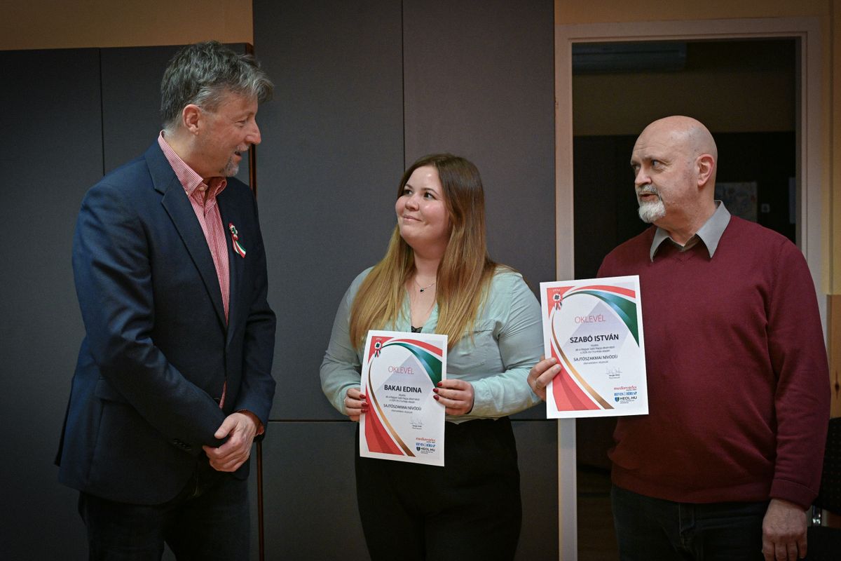 Nívódíj: Varga Ottó főszerkesztő adta át az elismerést Szabó Istvánnak és Bakai Edinának