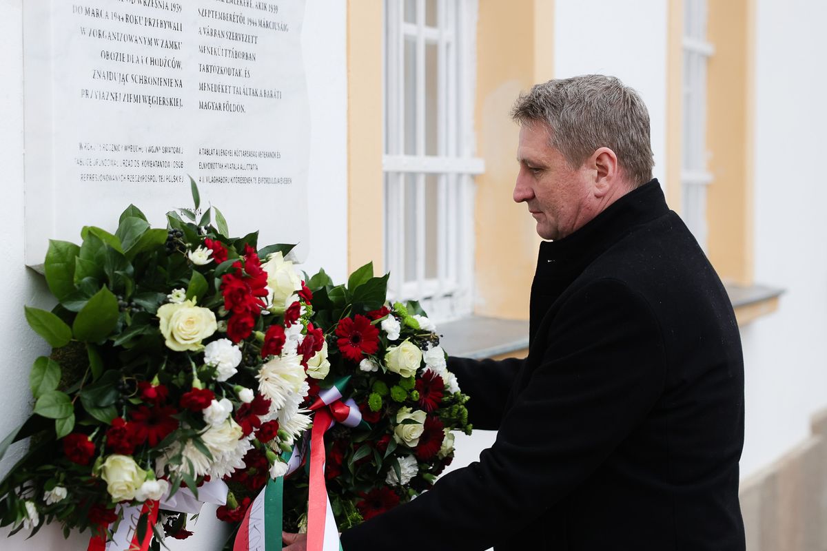 Vágner Ákos polgármester elhelyezi a koszorút a lengyel-magyar barátság napja alkalmából a menekült lengyel katonál emléktáblájánál