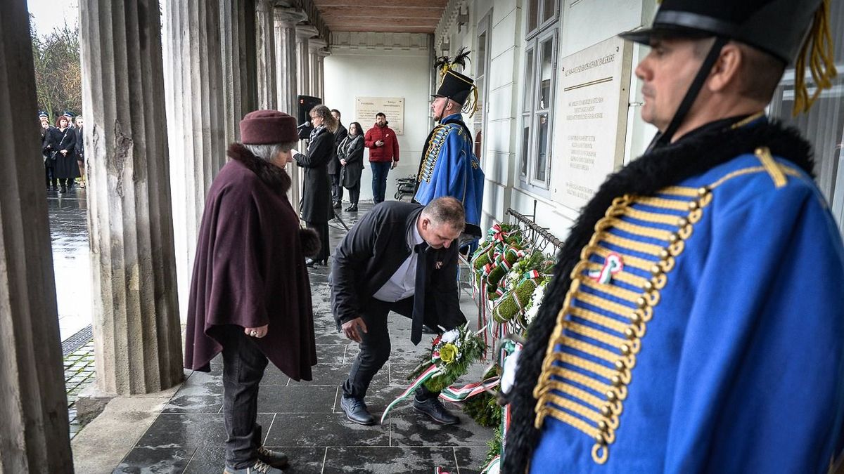 Az emlékezés koszorúit helyezték el az Orczy-kastély falán található emléktáblánál is