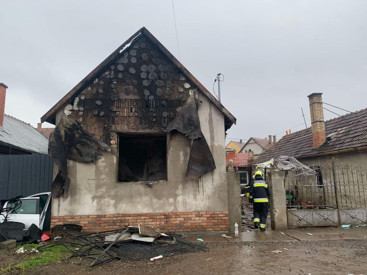 Lángokban: kigyulladt, majd teljes terjedelmében égett egy lakóház Gyöngyösön.