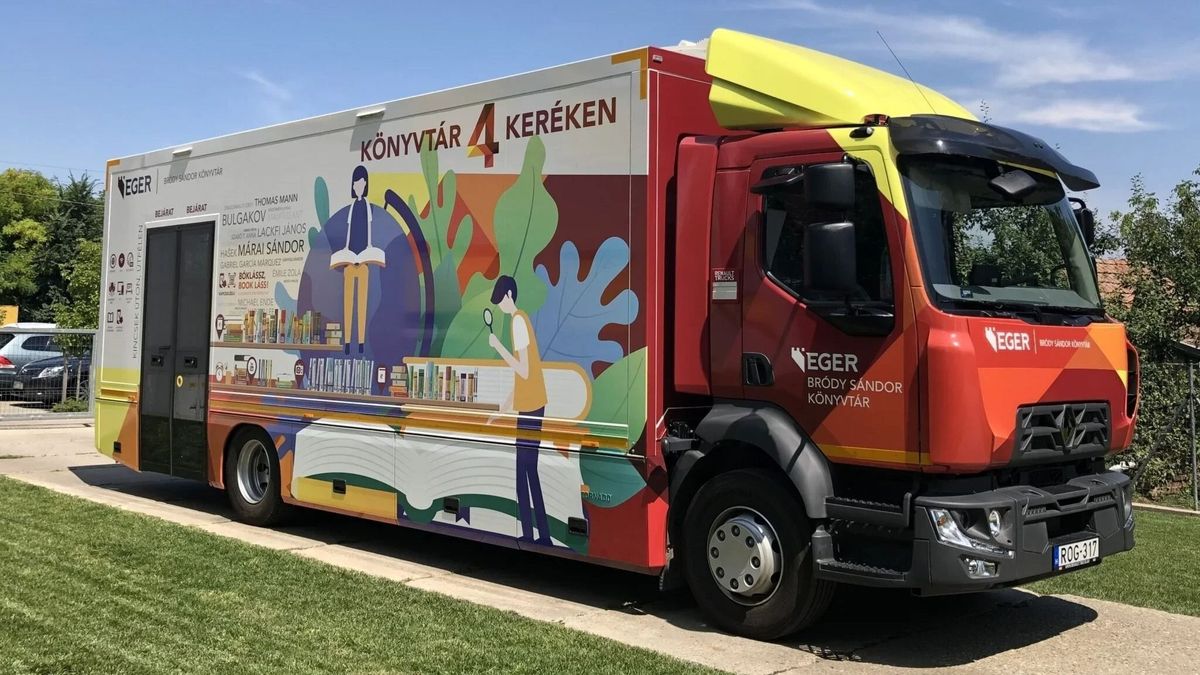 Kamion ment neki a könyvtárbusznak