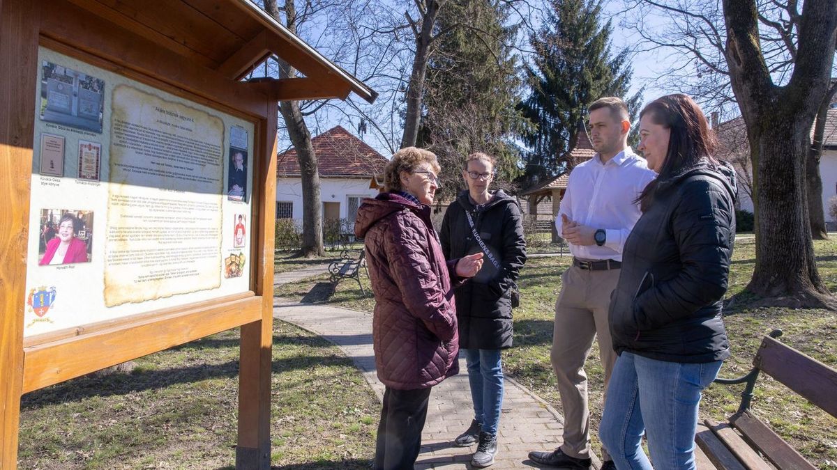 Horváth Rozi a családjával már fiatalon elköltözött a településről, azonban a helyiek közül még jó néhányan emlékeznek rá