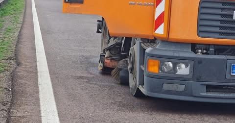 Halálos baleset: Munkagép nyomta halálra a férfit az M3-as autópályán.
