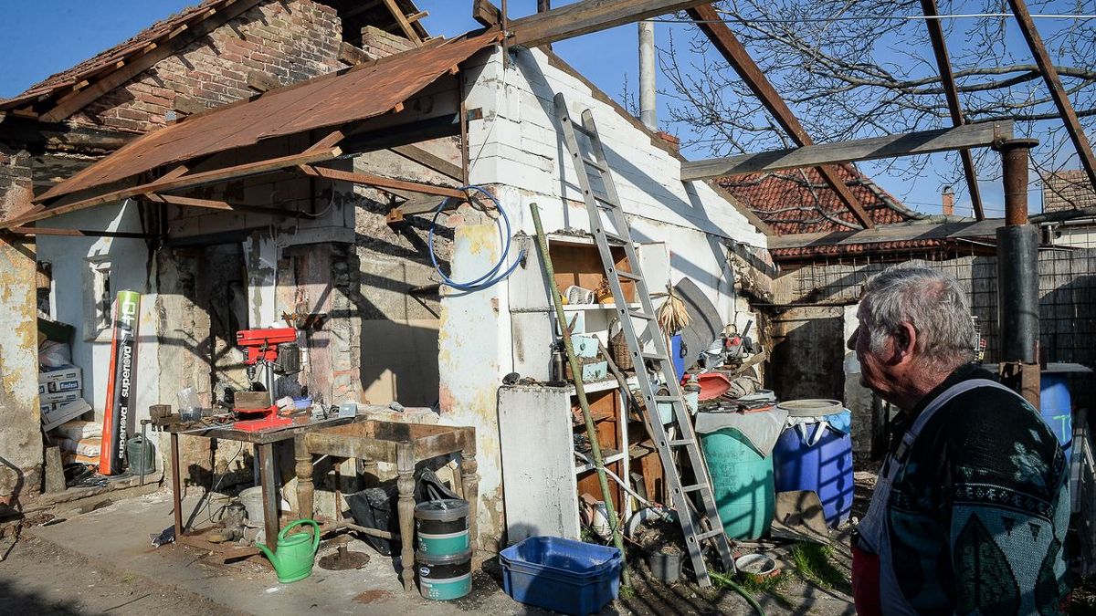 Molnár András szemléli a kiégett kazánház újra álló falát