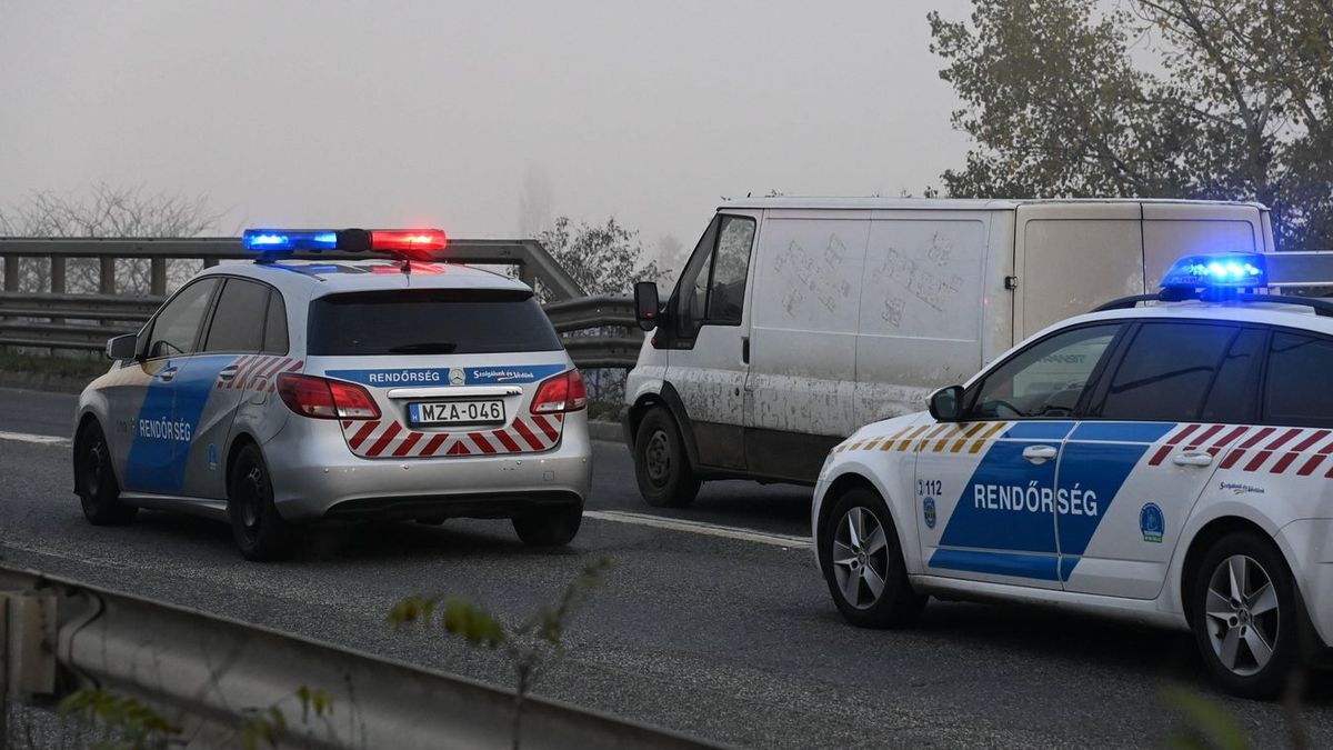 Több autó autó ütközött az M3-ason délben