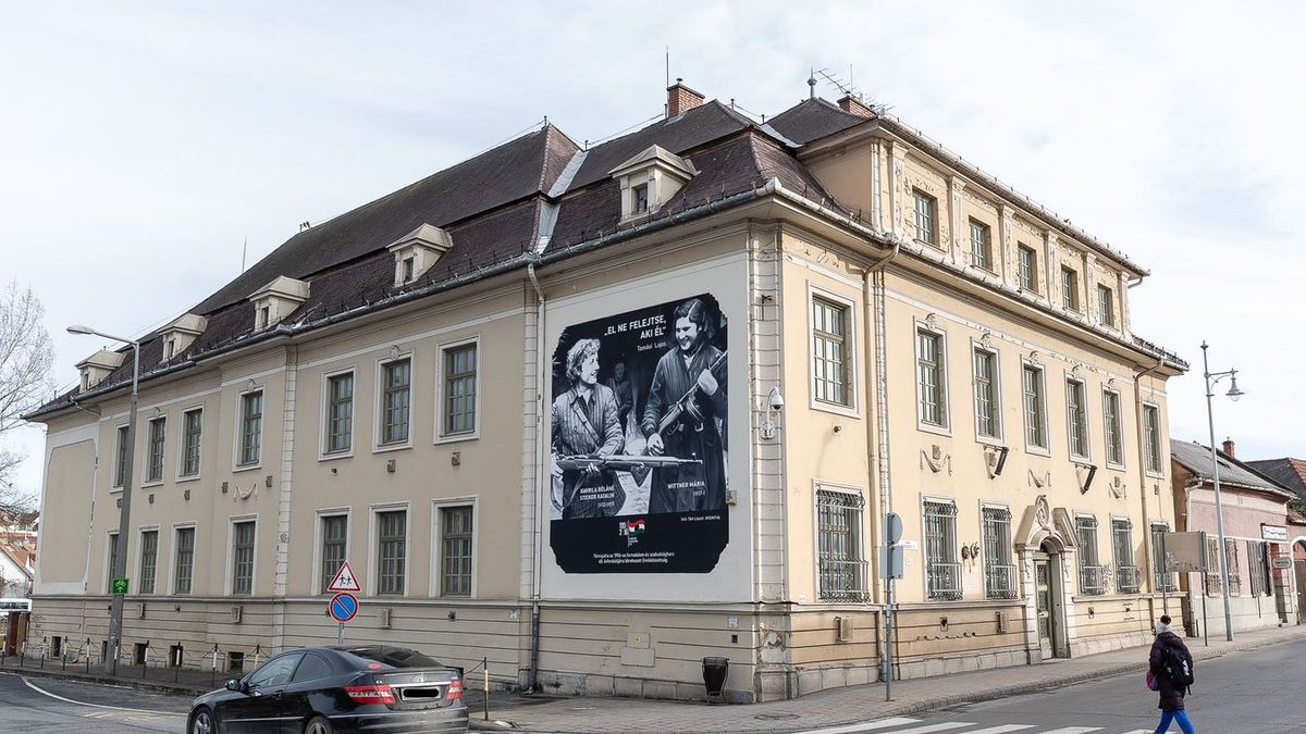 A megyeszékhelyen ebben az épületben volt a tánciskola.