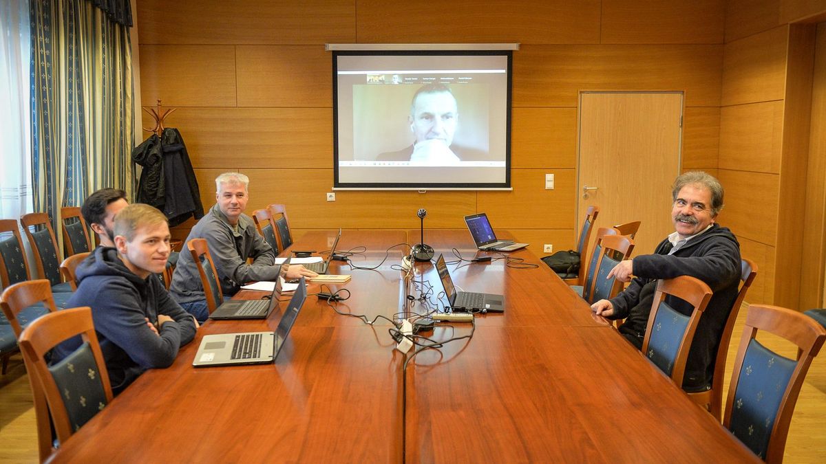 Novák Tamás (balra hátul) és Csörgő Tamás (jobbra) a munkatársaikkal ez egyik gyöngyösi femtoszkópia konferencián