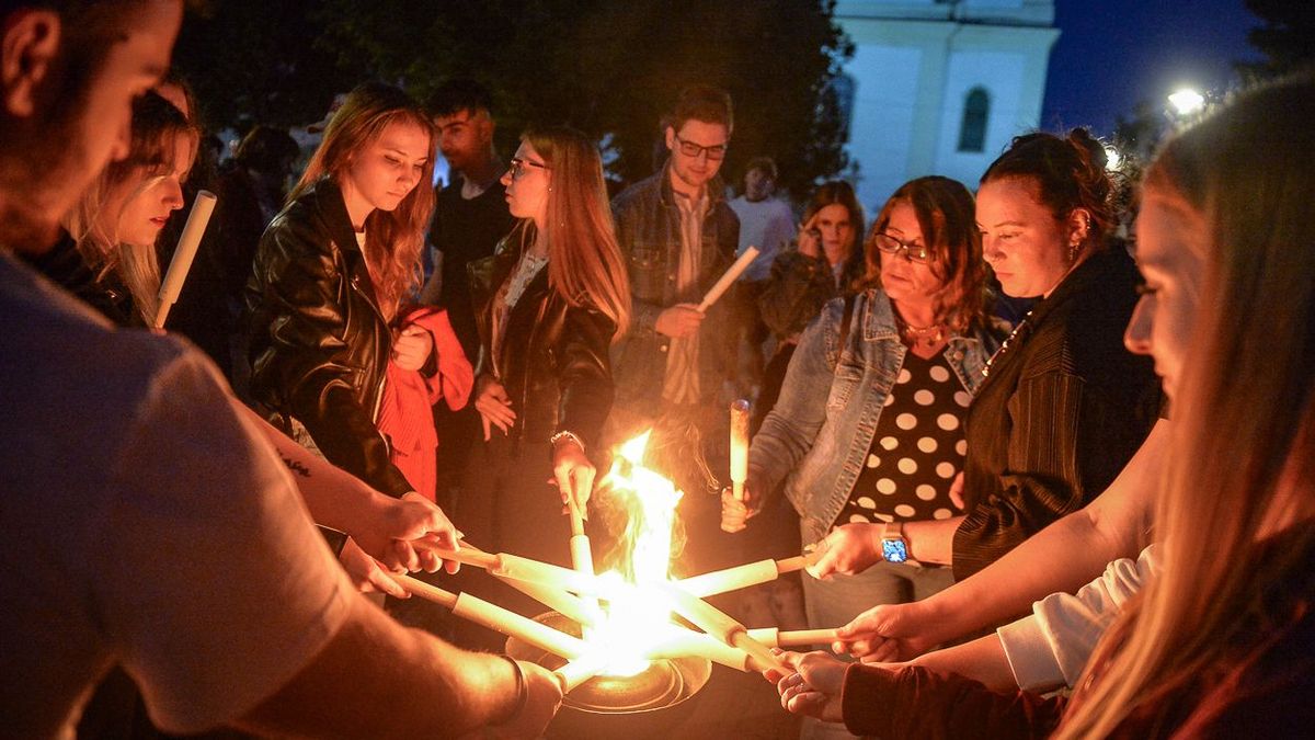 A fáklyafényes séta előtti közös fáklyagyújtás az összetartozás szimbóluma