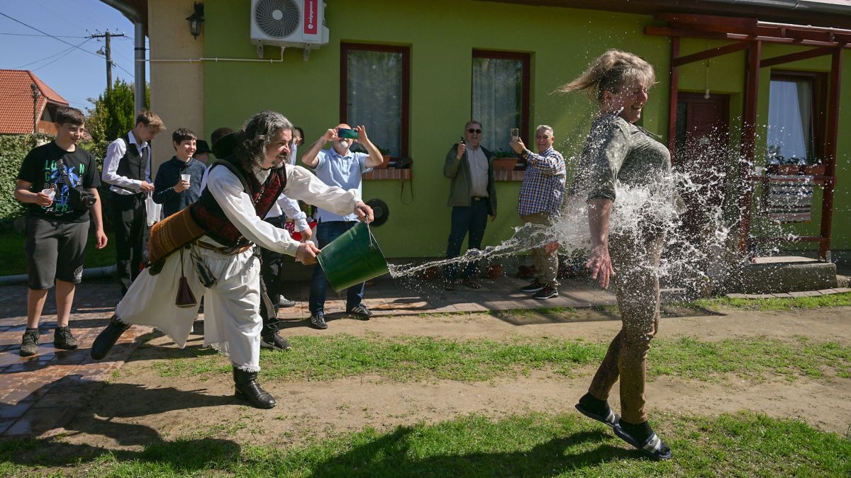 Húsvét hétfő Kálban - a hagyományos locsolkodást egy hölgy sem úszta meg szárazon