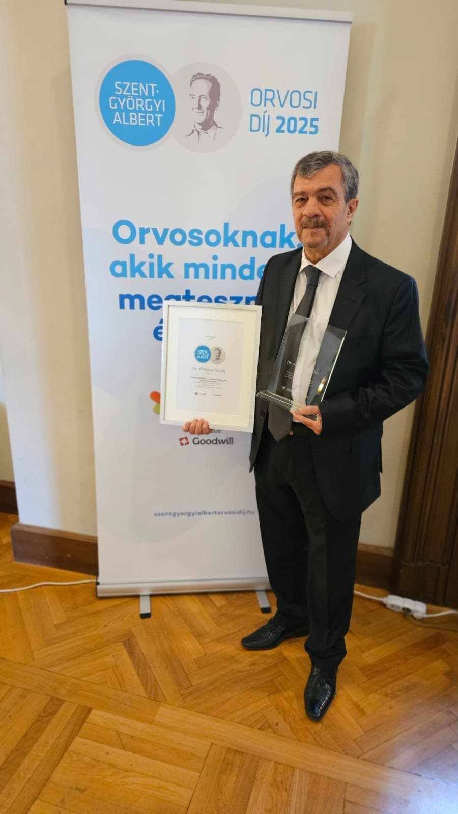Dr. Al Ghaoui Nadim a megérdemelt díjjal a kezében