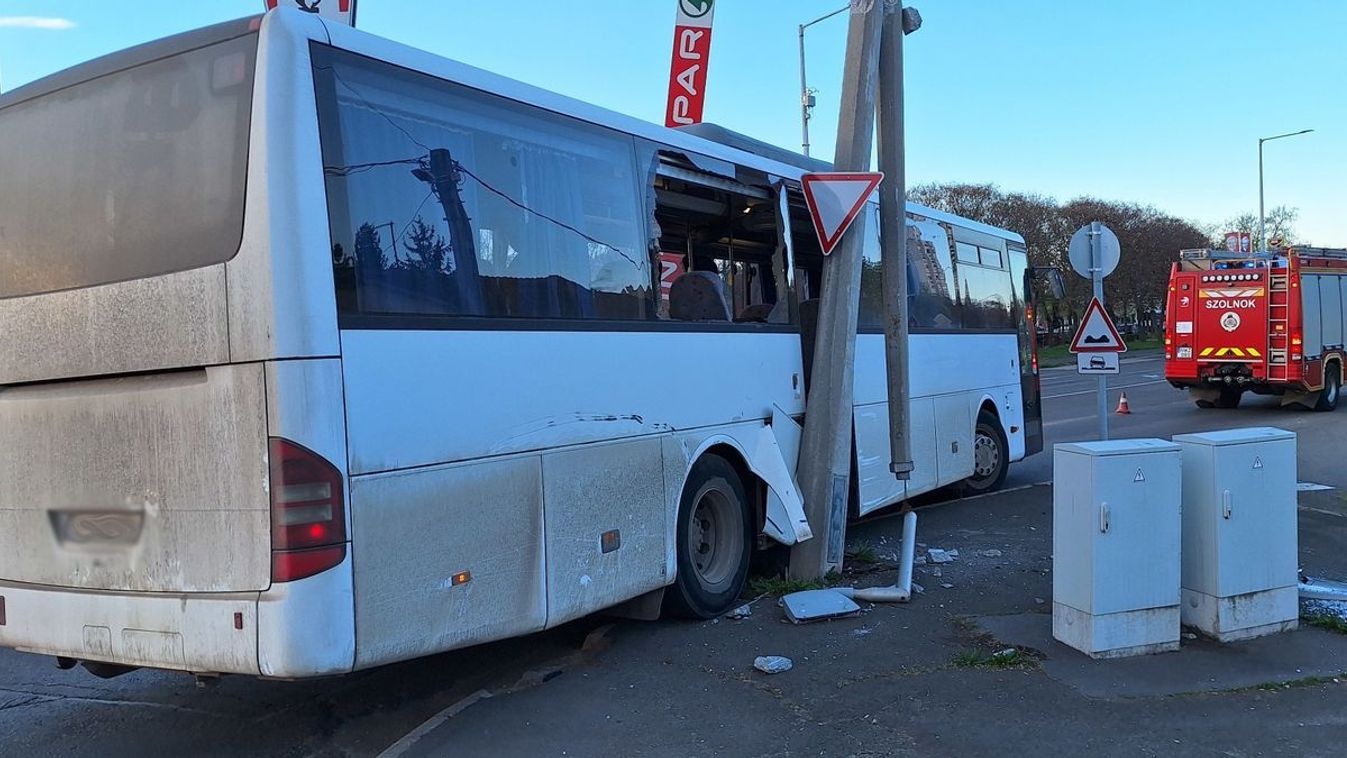 Ellopta a buszt egy gyerek, majd oszlopnak hajtott vele