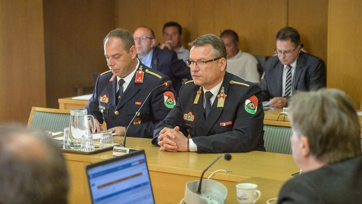 Plachi Péter tűzoltó ezredes, igazgatóhelyettes a képen jobbra Fotó: Czímer Tamás