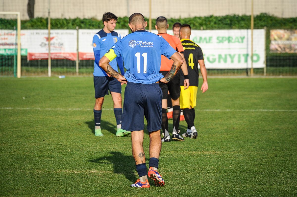 A FC Hatvan játékosai csalódottan hagyták el a pályát Putnokon