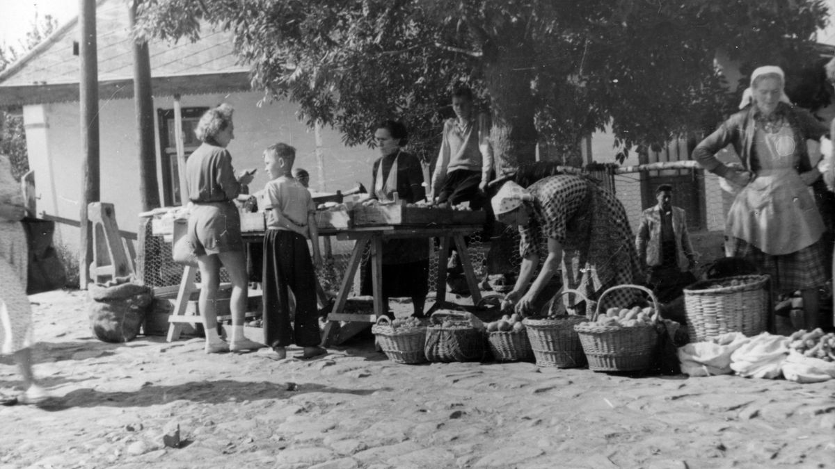Mátraszentimrei piac1951-ben a Deák Ferenc utca és Szabadság utca sarkán
